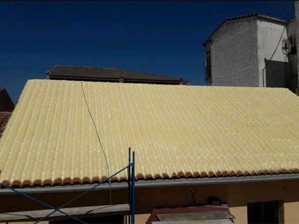 Proteger el edificio, la nave o el local comercial sin tener que quitar el techo es fácil y rápido con el poliuretano.