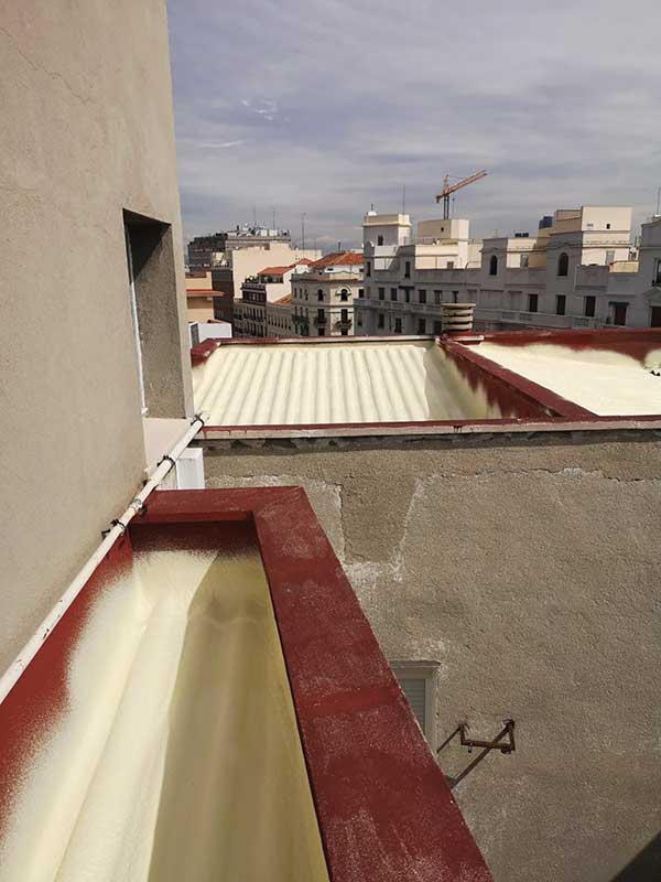 En Proyectados MiRic Toledo somos especialistas en aislamientos de cubiertas y tejados con poliuretano proyectado.